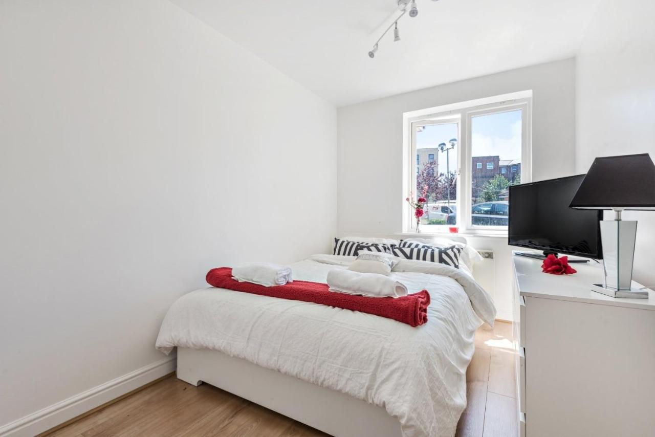 2 Bed Flat, Dedicated Workspace, Parking, 4Ktv London Kültér fotó