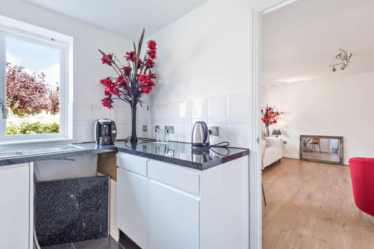 2 Bed Flat, Dedicated Workspace, Parking, 4Ktv London Kültér fotó