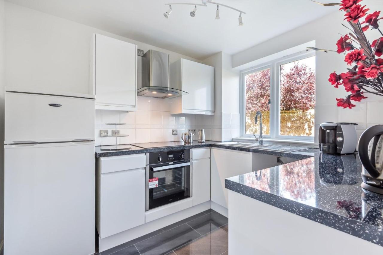2 Bed Flat, Dedicated Workspace, Parking, 4Ktv London Kültér fotó