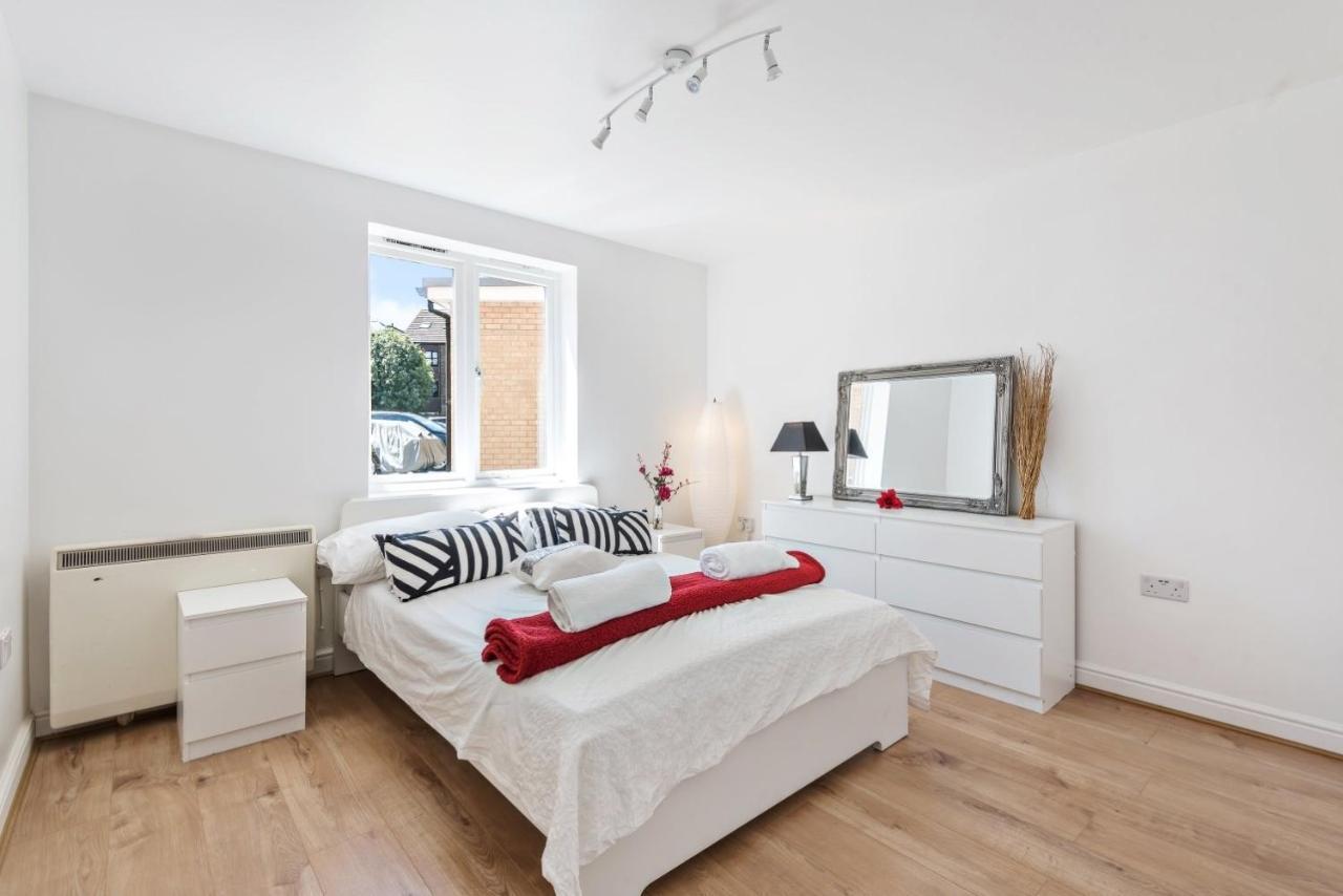 2 Bed Flat, Dedicated Workspace, Parking, 4Ktv London Kültér fotó